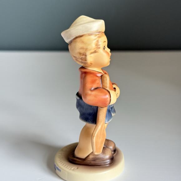 Goebel Hummel Figurine First‎ Mate #2148/B Excellent Condition Boy With Oat T45 - Picture 2 of 8